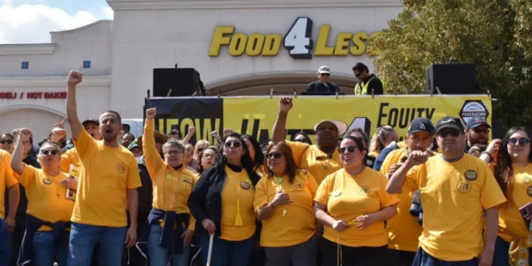 Food 4 Less_Foods - workers - trabajadores