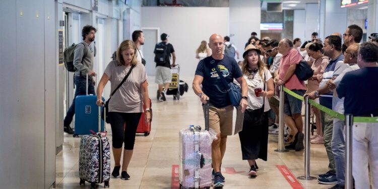 Los españoles realizaron 40 millones de viajes hasta marzo, un 15% más, con un gasto de 11.678 millones