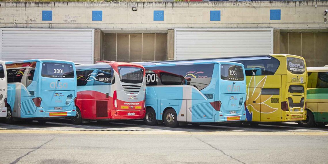 Un día de Operación Salida en una estación de autobuses de Madrid.