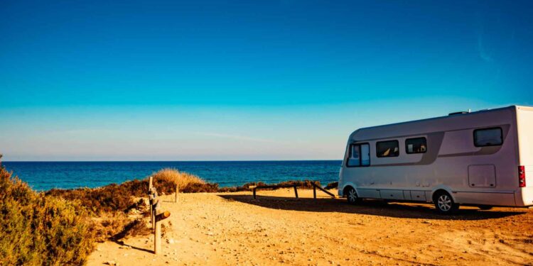 Autocaravana aparcada junto a la costa.