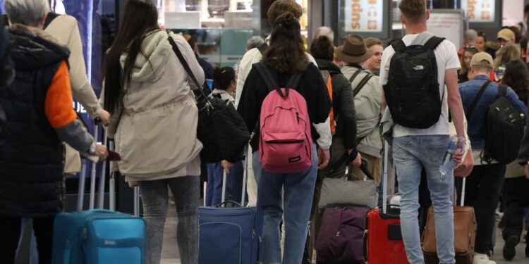 ¿Cómo registrarse para tener descuentos en viajes en tren y autobús este verano?