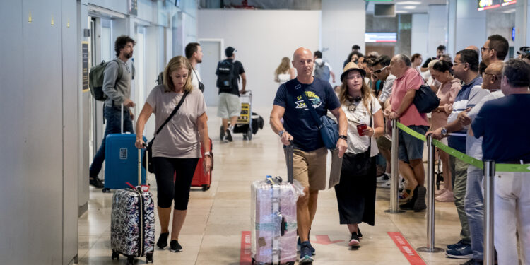 Los españoles realizaron 40 millones de viajes hasta marzo, un 15% más, con un gasto de 11.678 millones