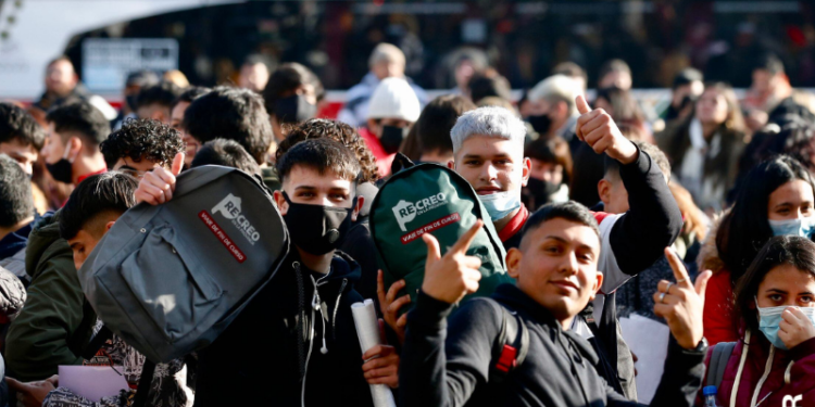 Kicillof anunció que suspende el programa de viajes de egresados gratuitos