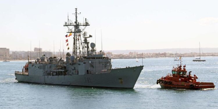 Barcos en Palma | Llegan al puerto de Palma una agrupación de la armada y el crucero de lujo Silver Ray