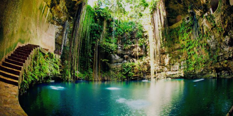 el cenote de aguas turquesas que es obligatorio visitar