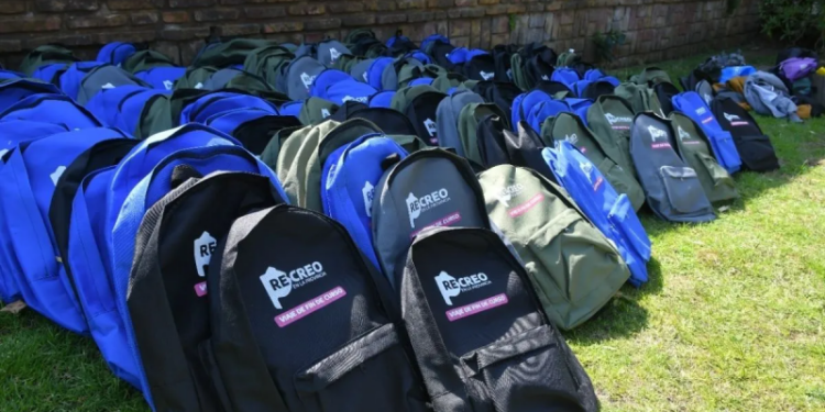 cancelación de viajes de egresados gratis desata polémica