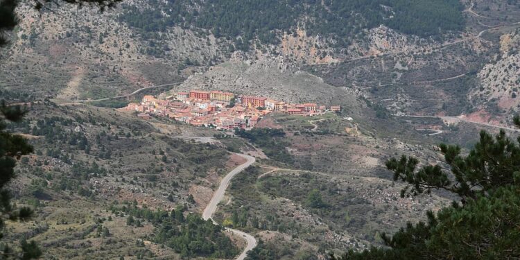 El pueblo de Teruel con más de 100 fuentes que se incrusta en un entorno natural maravilloso y junto a una estación de esquí