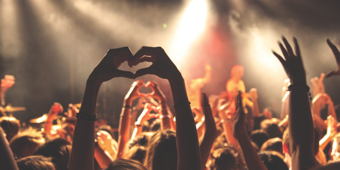Qué es el gig tripping, la tendencia de viajes de este verano