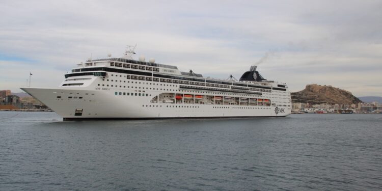 Las Hogueras coinciden con la llegada de dos cruceros al Puerto de Alicante