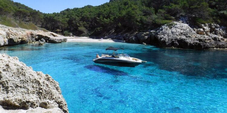 Los mejores destinos para ir en barco este verano