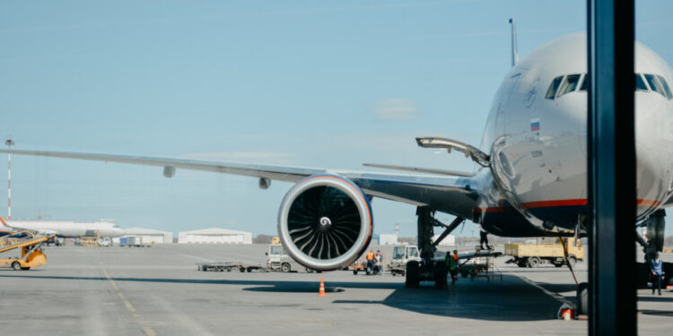 Viajar en avión. Foto: Unsplash