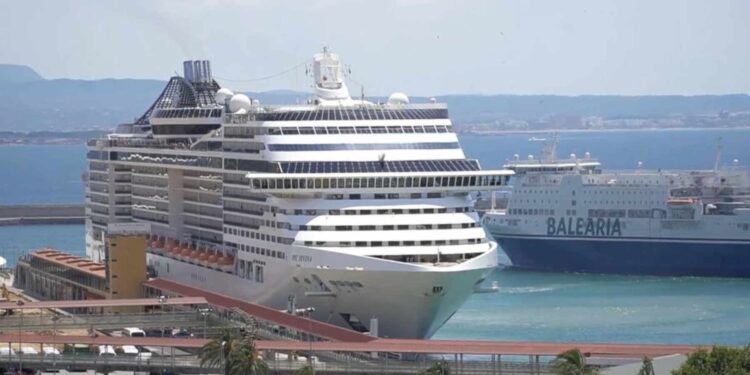 Los guías turísticos exigen al alcalde que no se restrinja la llegada de cruceros al puerto de Palma