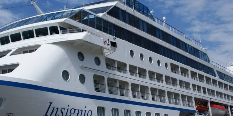 Migrantes a la deriva son rescatados por buque de Oceania Cruises