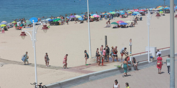 Los destinos más populares para los viajeros son la costa mediterránea (32,3%), Canarias (11,6%), y el Cantábrico y la costa norte (10,4%).