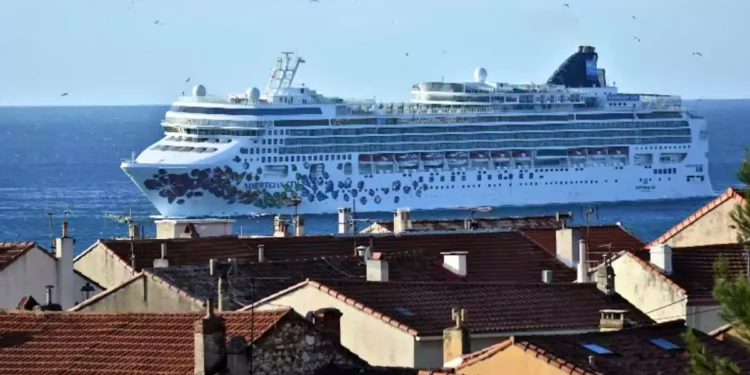 Imagen de un crucero llegando a puerto