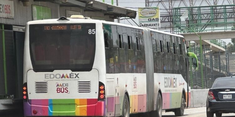 Inundaciones y lluvias obligan a mexiquenses a planear su viajes en transporte público