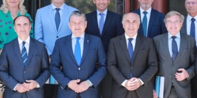 Rafael Carmona, presidente del puerto de Sevilla anuncia el lanzaminto de "un crucero por Andalucía para 2025". Alma Cruceros será la naviera española