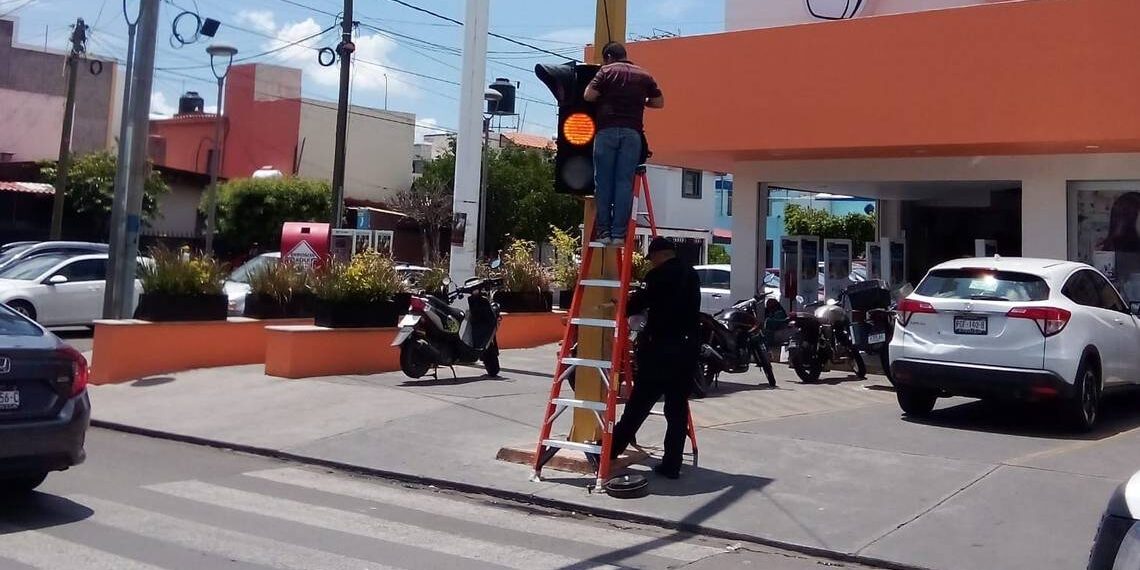 Reparan semáforos en varios cruceros de la ciudad de Zamora - El Sol de Zamora