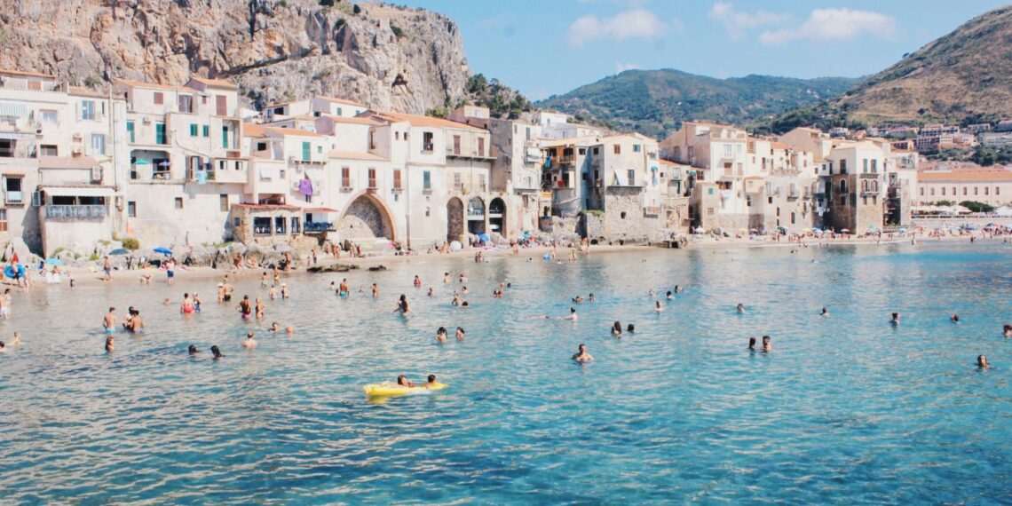 Series de viajes que te animarán a hacer tu próxima aventura