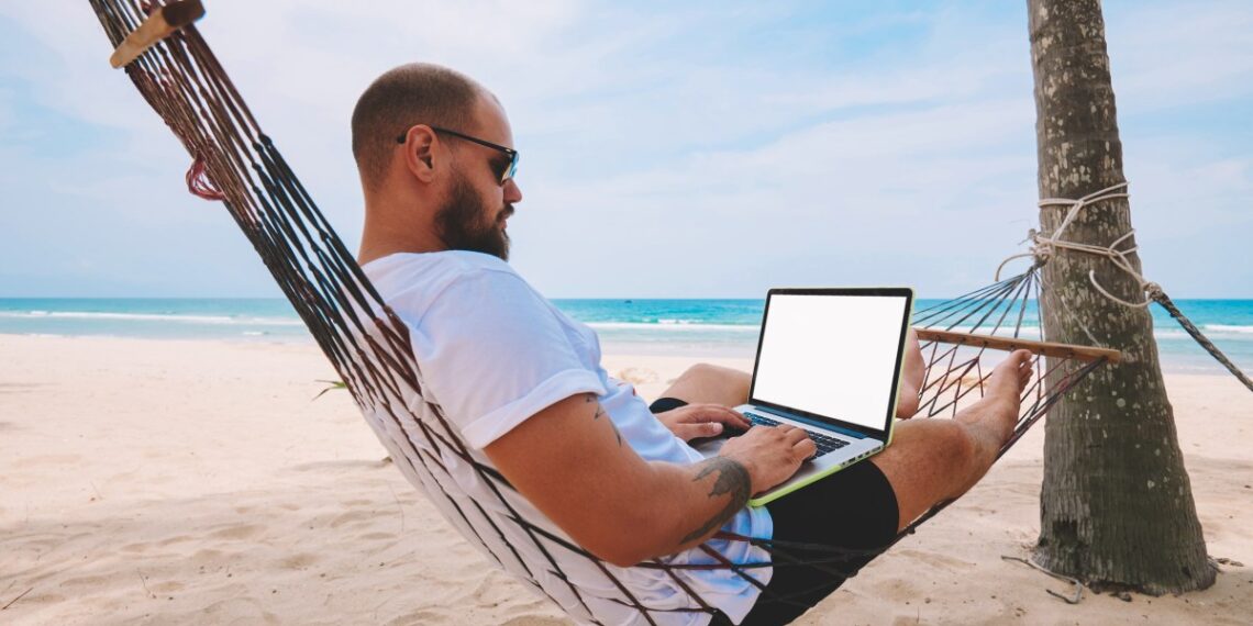 7 empleos remotos que pagan tus vacaciones