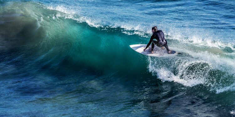 Mejores destinos para hacer surf en México. Foto: Vladimir Kudinov.