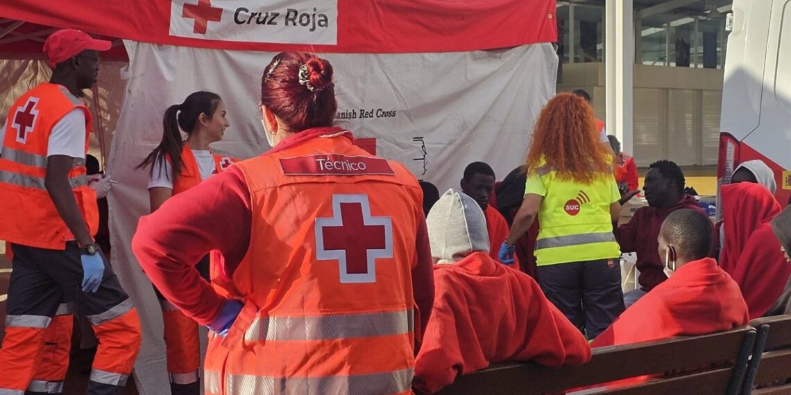 Más de 30 migrantes fallecieron en el cayuco a la deriva rescatado por un crucero cerca de Canarias