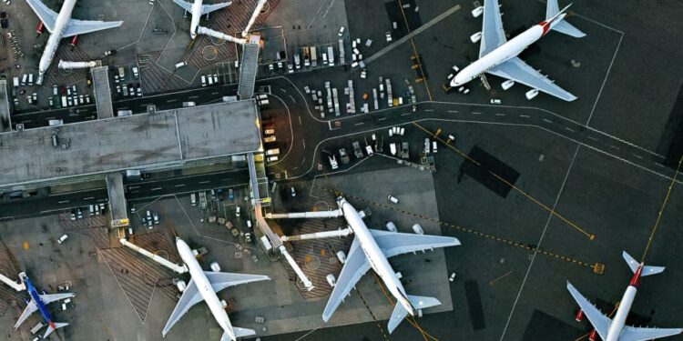 Viajes aéreos más caros y menos vuelos