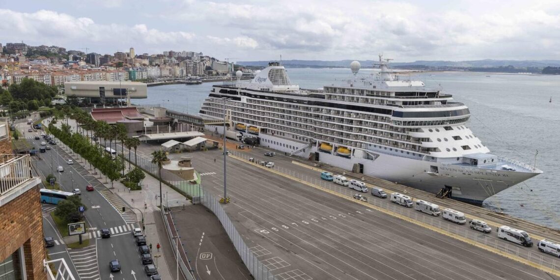Un crucero de lujo llega a Santader con 727 turistas