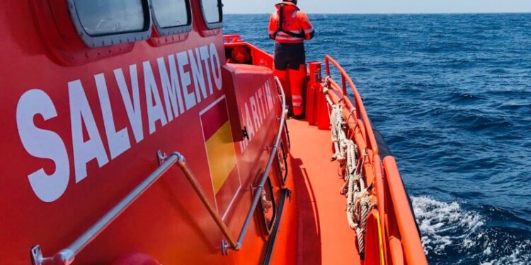 Un crucero rescató a 68 migrantes e identificó cinco muertos