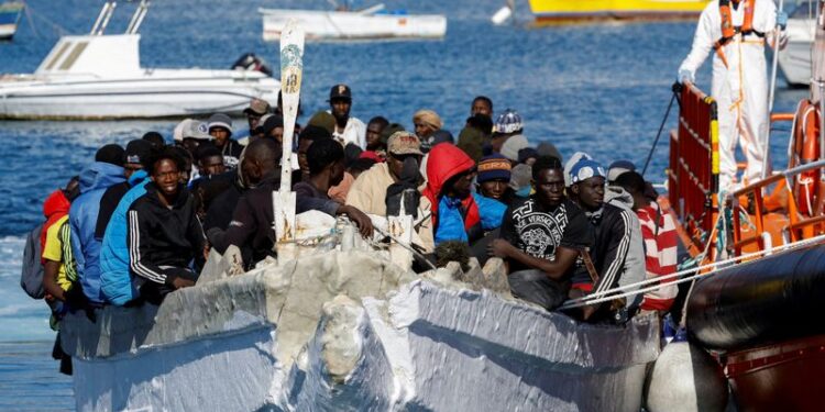 Un crucero rescata a 68 personas migrantes que se dirigían a Canarias e identifica cinco muertos