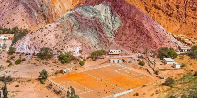 La cancha de fútbol del club Santa Rosa de Purmamarca. Foto: NA.