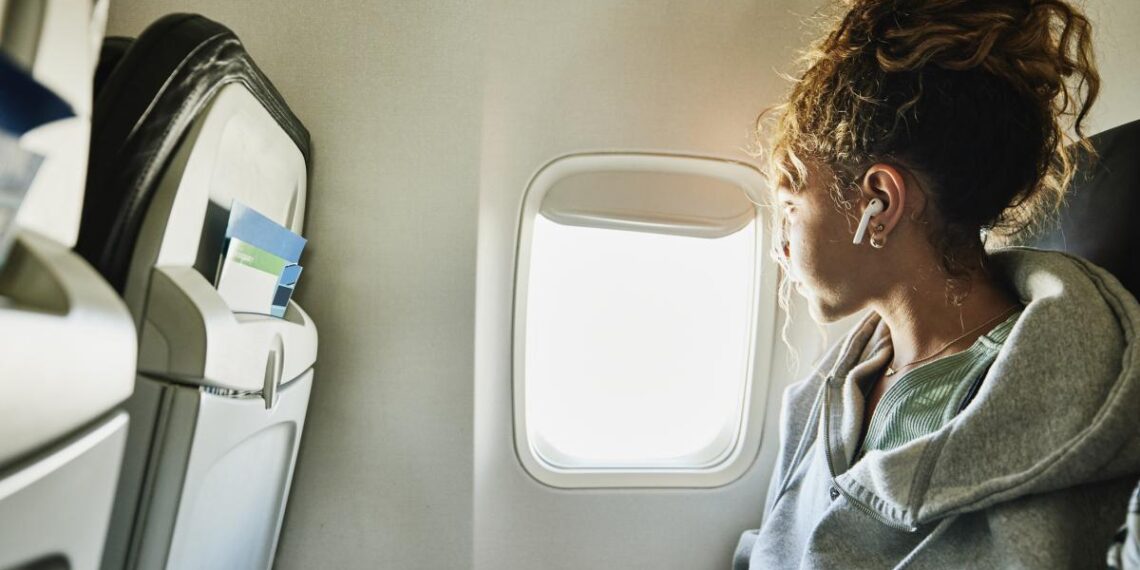 Una experta señala lo que no debes tomar en el avión para evitar el jet lag