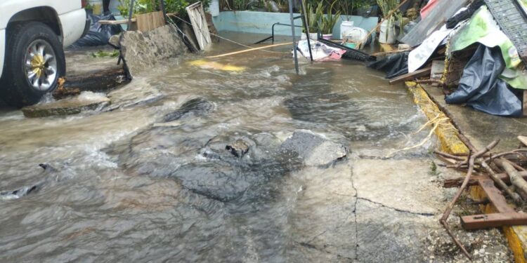 Válvula de distribución de agua revienta en la colonia Crucero Nacional: qué daños hubo - El Sol de Córdoba