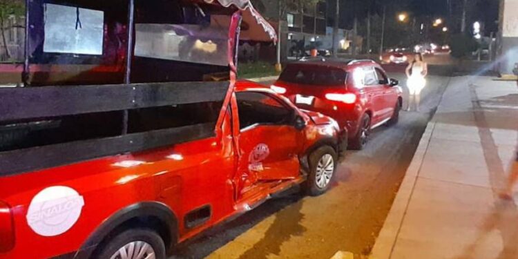 Chocan auto y auriga en crucero de la Lola Beltrán en Mazatlán