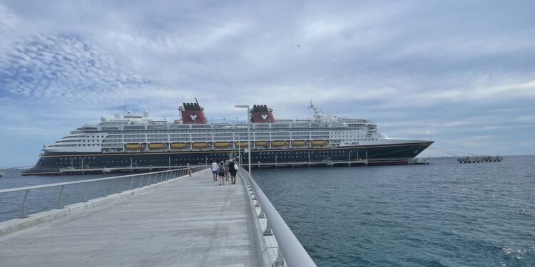 El Disney Magic fue el primer barco en llegar a Lookout Cay. Foto Gregorio Mayí