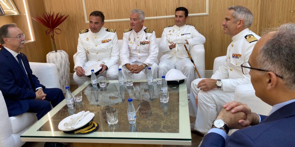 Vivas recibe a los comandantes del Crucero de Instrucción de la Escuela Naval...
