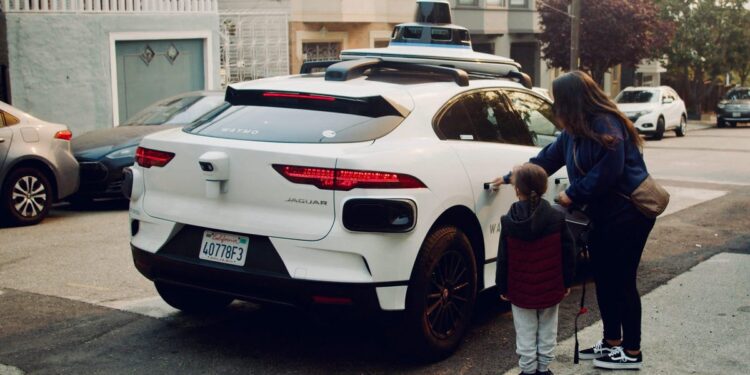Waymo abre viajes sin conductor a cualquier persona en San Francisco, sin necesidad de lista de espera - CNET