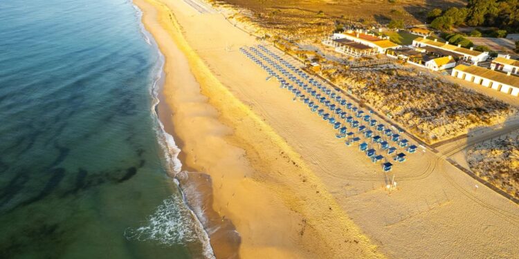 Uno de los viajes en tren más bonitos del mundo está al lado de España: se llega a una impresionante playa