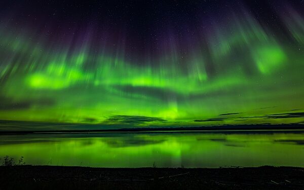 Luces del norte en el cielo otoñal de los Territorios del Noroeste, Canadá