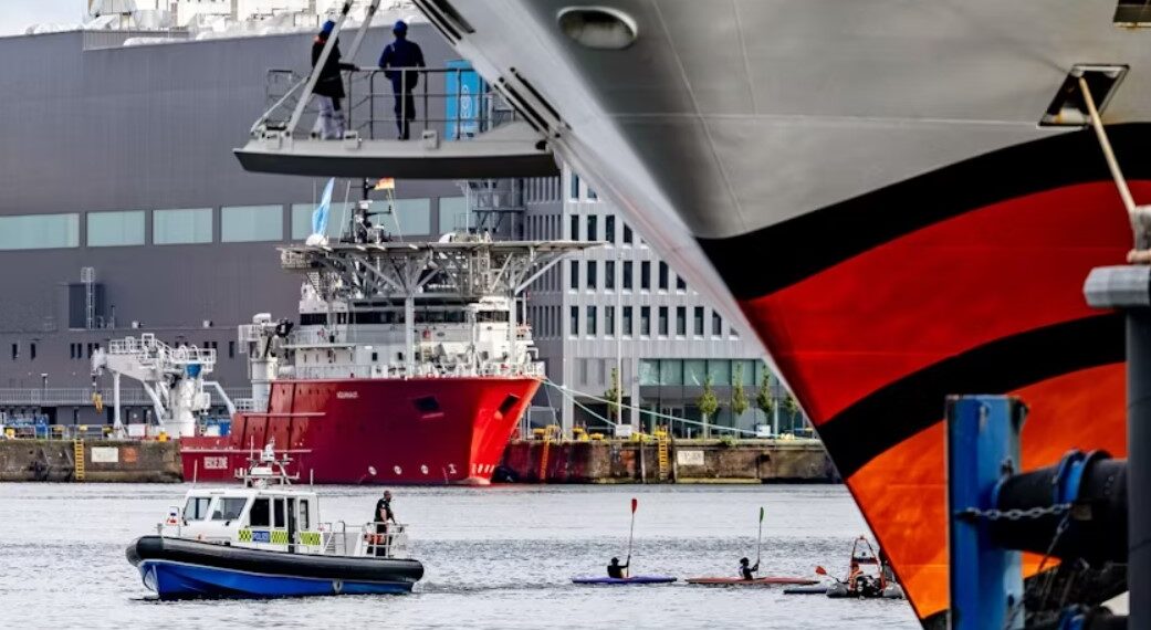Cruceros se retrasan en muelle de Kiel por bloqueo de kayaks realizado por activistas
