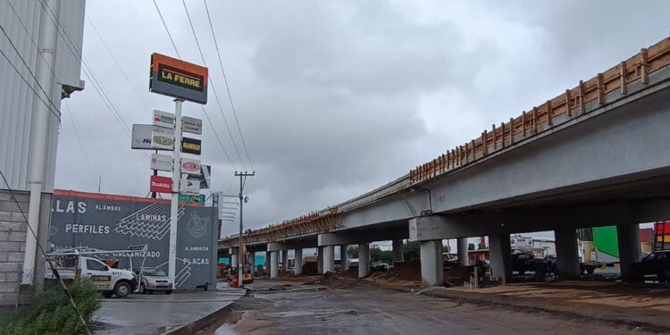 Desisten autoridades de cerrar vialidades por construcción de puente en crucero Acatlán