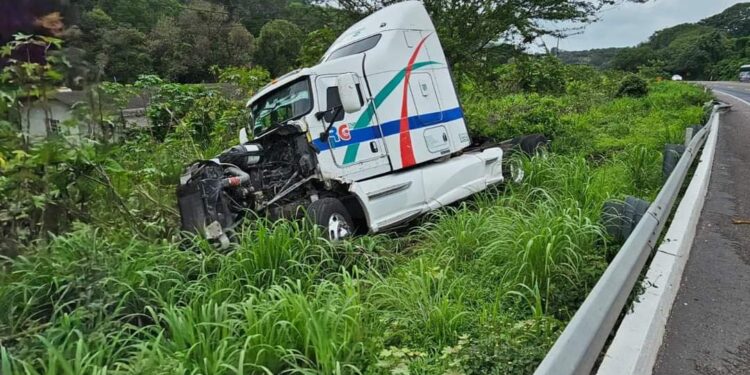 Nayarit Noticias | ALTURA CON EL CRUCERO AL PICHÓN TRACTOR CAMIÓN SALE DEL CAMINO