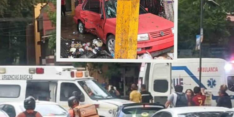 Choca ambulancia en crucero de Ruiz Cortines en Xalapa; hay 4 heridos