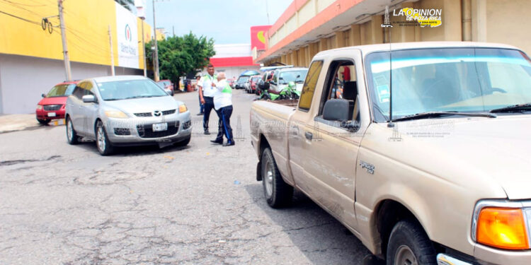 Choque de camionetas en crucero de la Lázaro Cárdenas