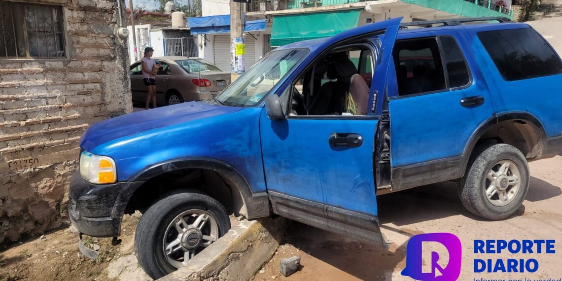 Mujer en vehículo blanco embiste a motociclista en el crucero de las juntas