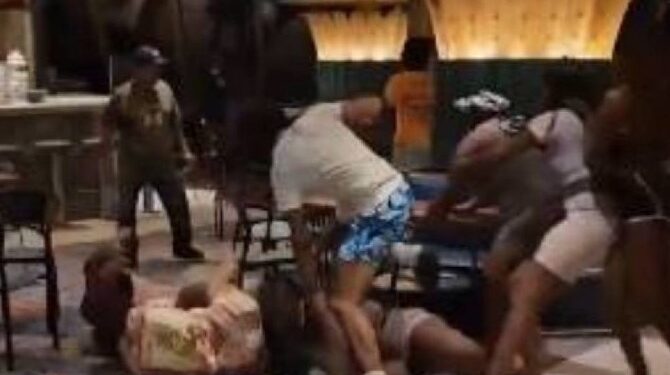 Pelea campal en un crucero termina con sillas volando y mujeres lastimadas – Canal 44