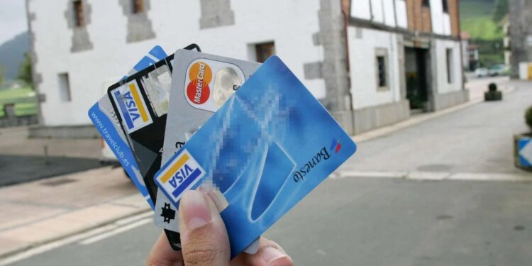 Tarjeta o efectivo, qué llevar en los viajes | La OCU desvela cuál es el mejor método de pago en los viajes al extranjero