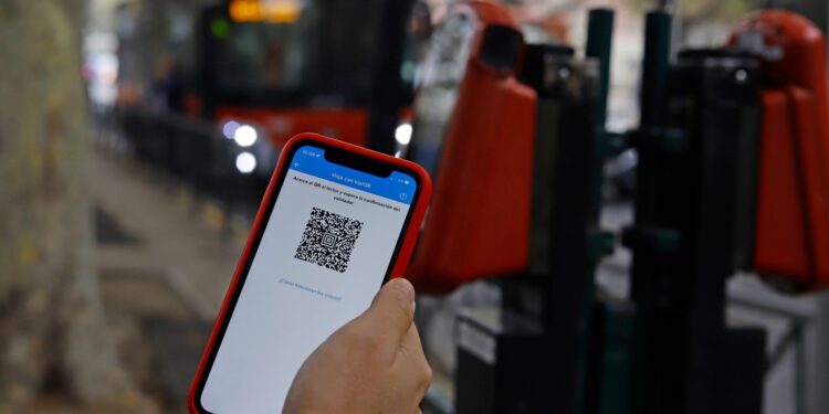 Casi 90 millones de viajes con pago de QR se realizan en el transporte público durante el primer semestre