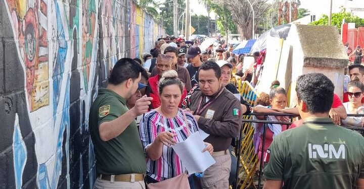 Migrantes en un puesto fronterizo.