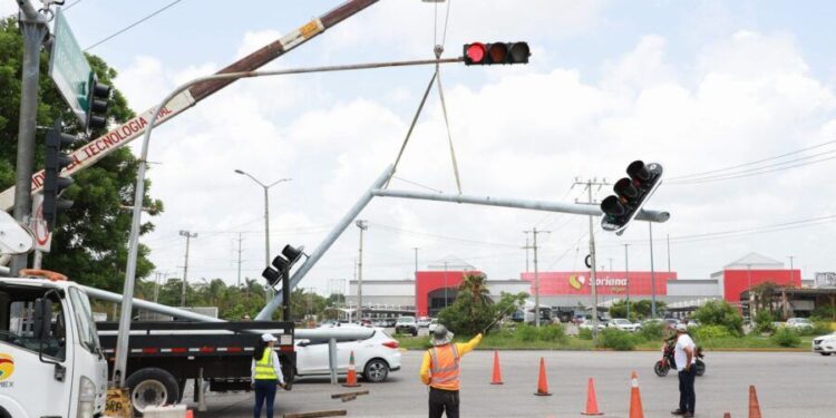 El IMOVEQROO y el Ayuntamiento de Benito Juárez supervisan obras de semaforización y Cruceros Seguros en Cancún